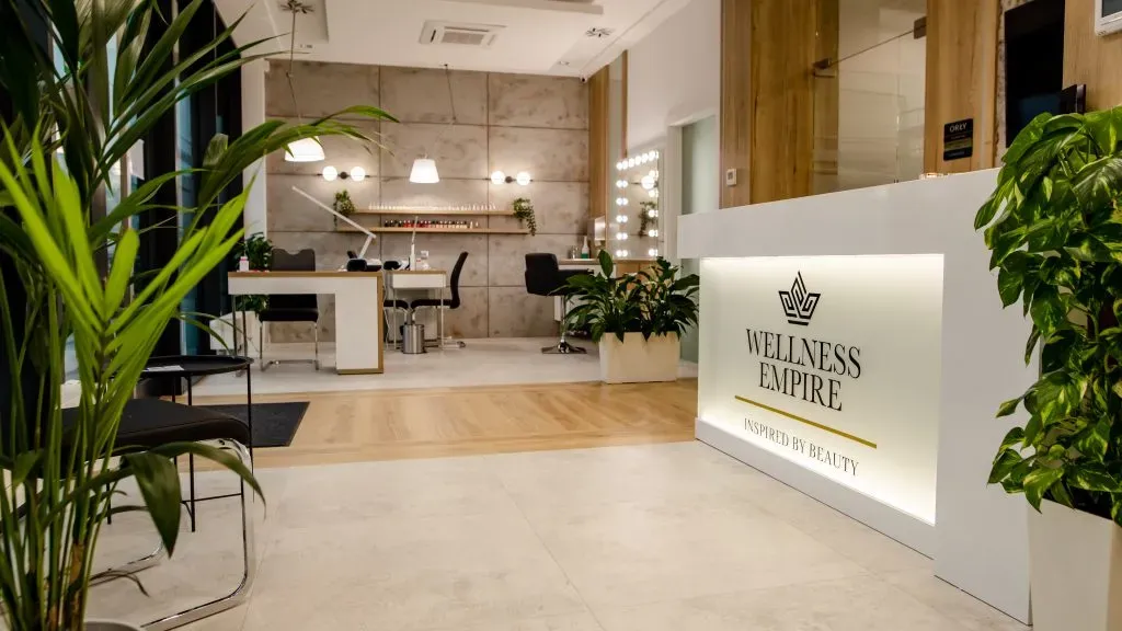 owoczesny i elegancki salon kosmetyczny Wellness Empire w Warszawie na Mokotowie – widok na strefę recepcji i komfortowe gabinety