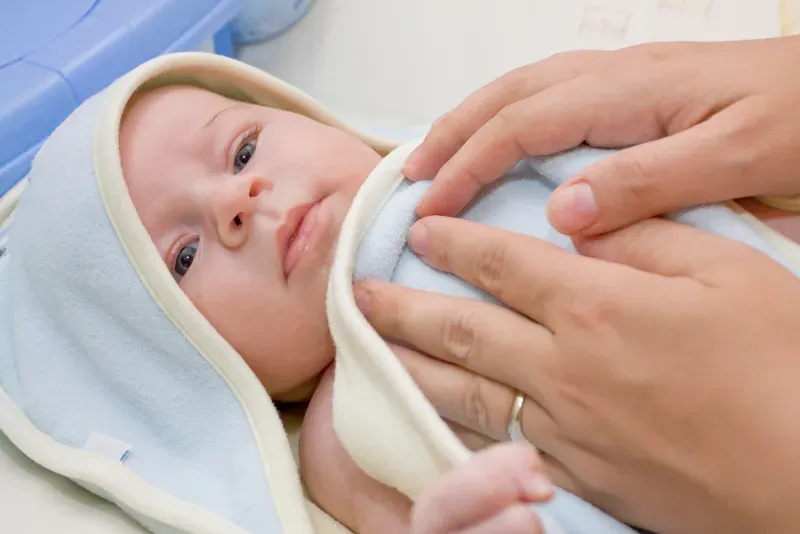 Łuszcząca skóra u noworodka – z czego może wynikać?