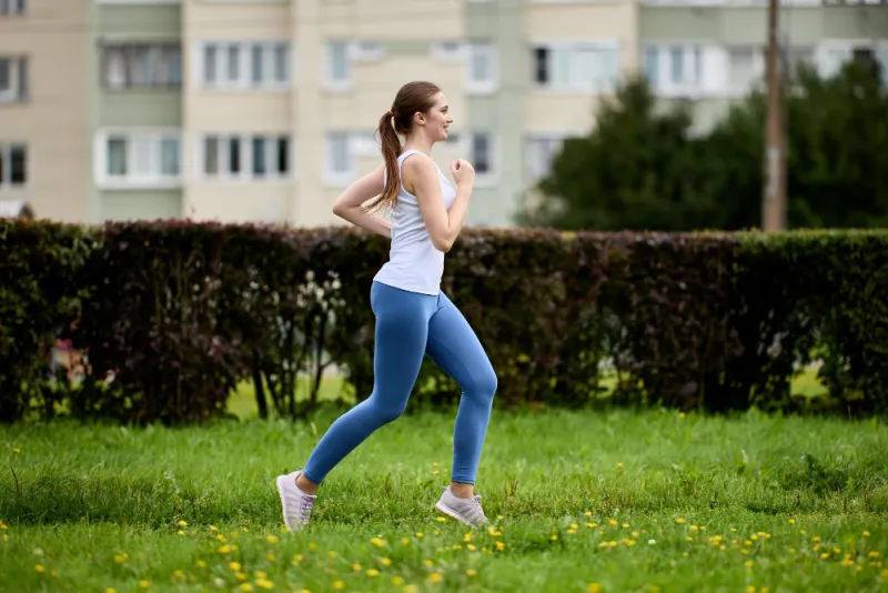 Ocieplane legginsy- komu i kiedy się przydadzą? Do czego pasują?