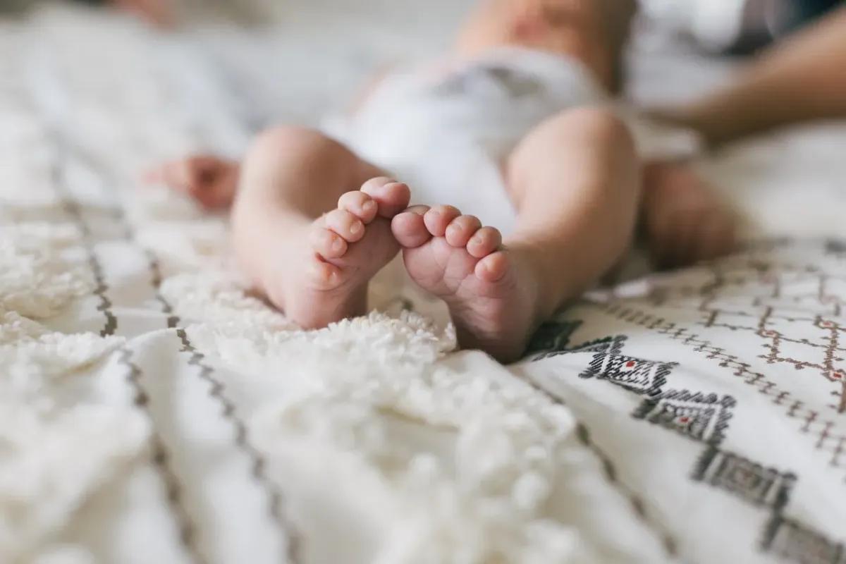 Łuszcząca skóra u noworodka – z czego może wynikać?